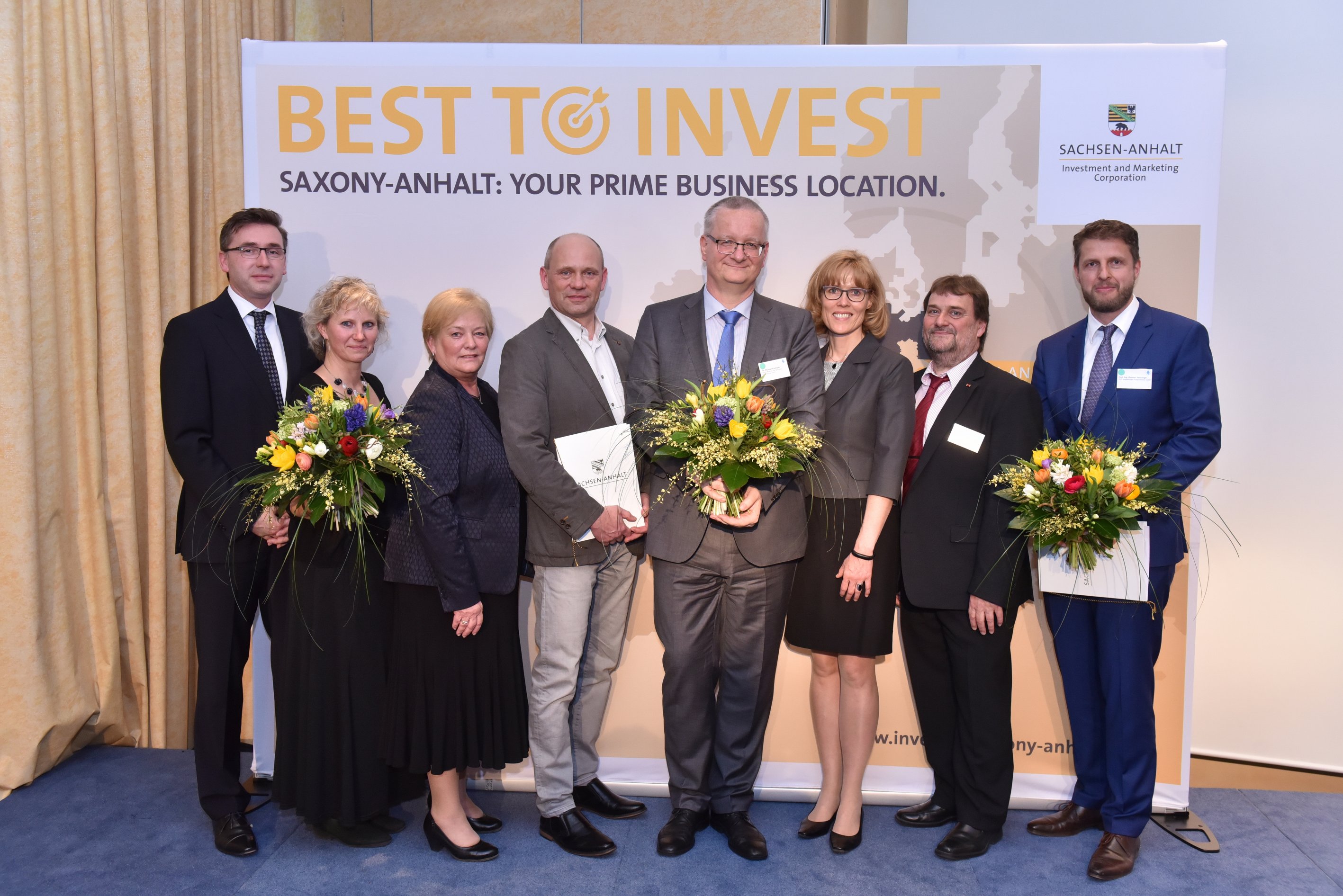 Staatssekretär Wünsch (links) mit den Preisträgern und Laudatoren des ersten AURA - Au?enwirtschaftspreises 2017