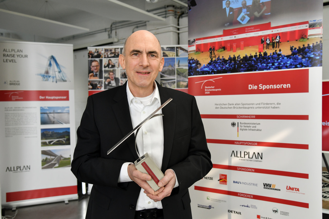Der Pokal für den Trumpf-Steg in Ditzingen ging an Prof. Dr. Mike Schlaich, schlaich bergermann partner sbp.
