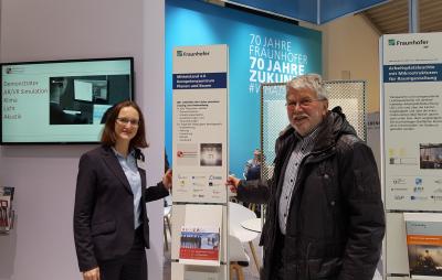 Projektleiterin Stefanie Samtleben (IFF Magdeburg) und Dr. Rainer Berger (Ingenieurkammer Sachsen-Anhalt) auf dem Messestand